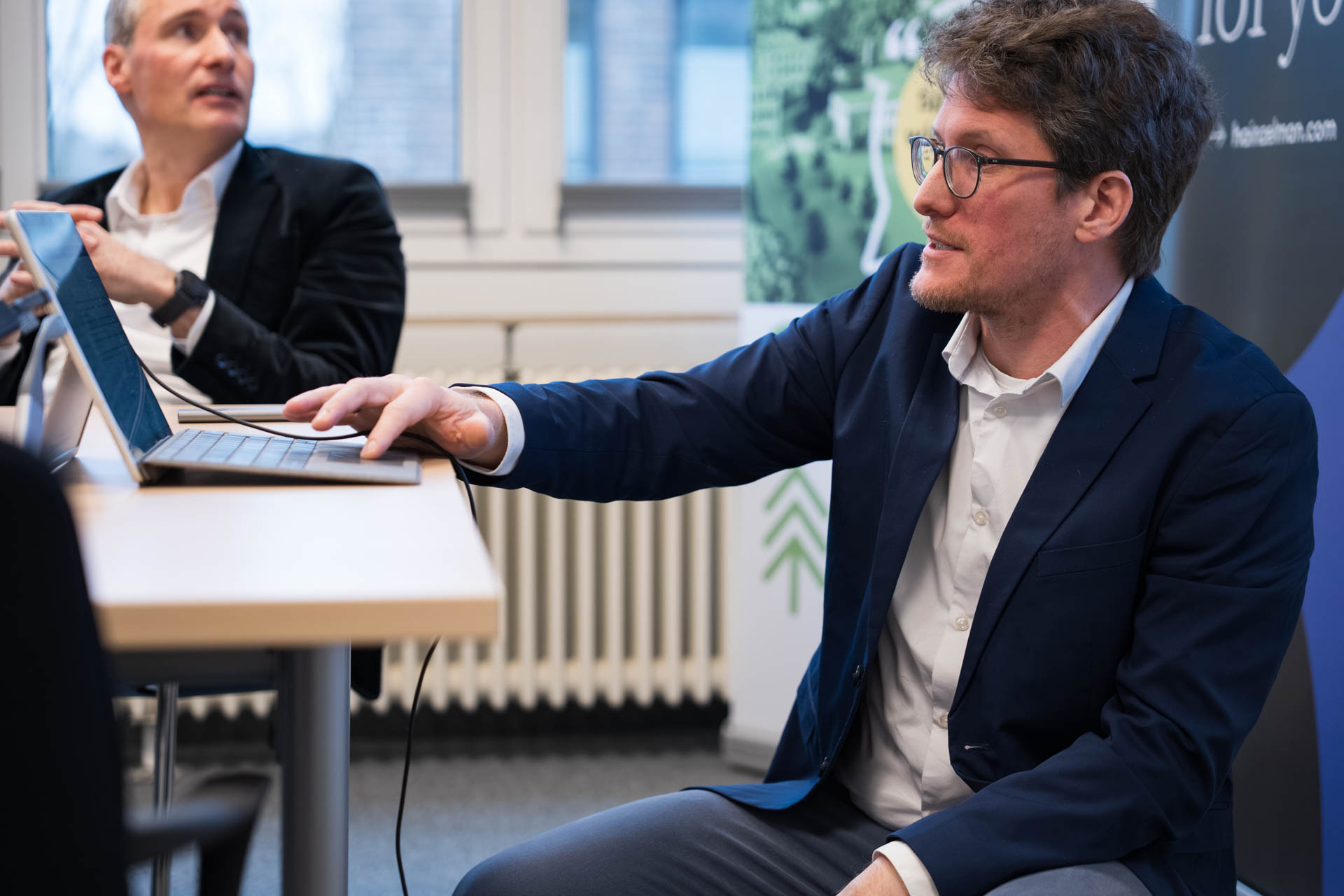 Ein Mann tippt etwas in seinen Laptop